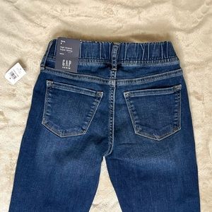 New with tags!  Girls pull on skinny jeans by Gap size 8.